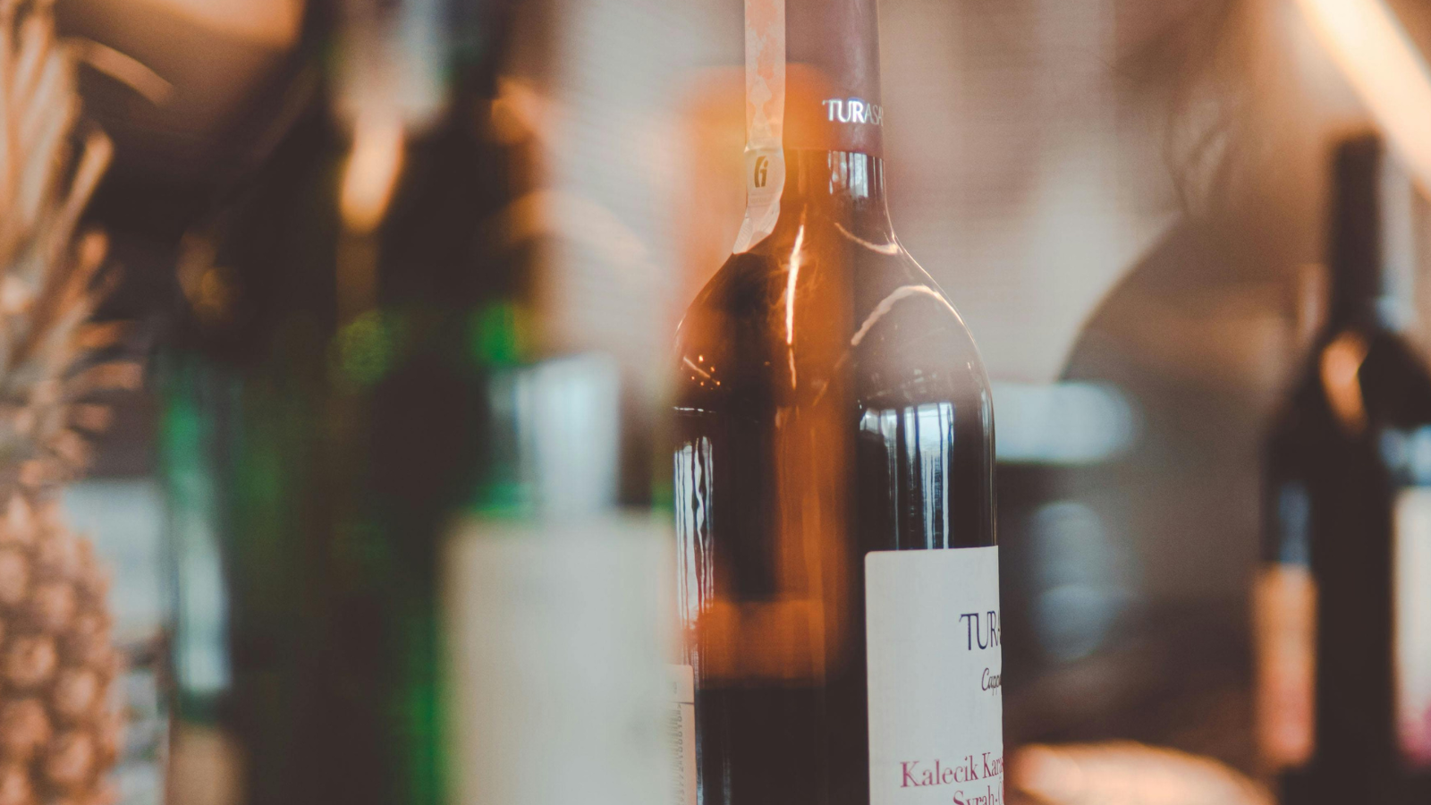 Vergelijk wijnflestypes, sluitingen en MOQ voor Belgische wijnbouwers. Bordeaux, Bourgogne, Champagne — met JIT-belevering en flexibele bestelhoeveelheden.