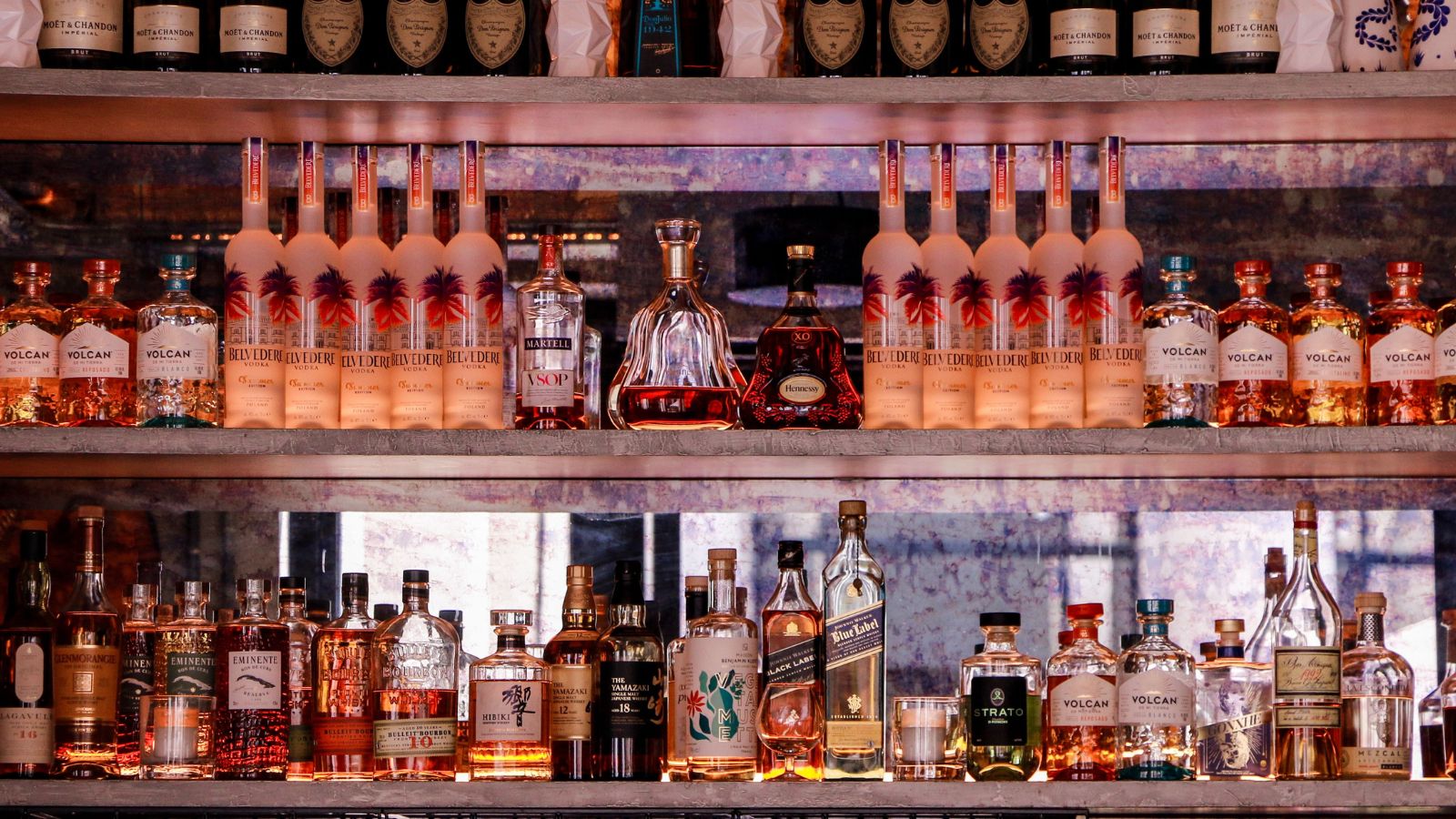 Embossing, screen printing or labelling: a practical guide to personalising your glass spirits and wine bottles. Flexible MOQs, EU compliance, controlled lead times.